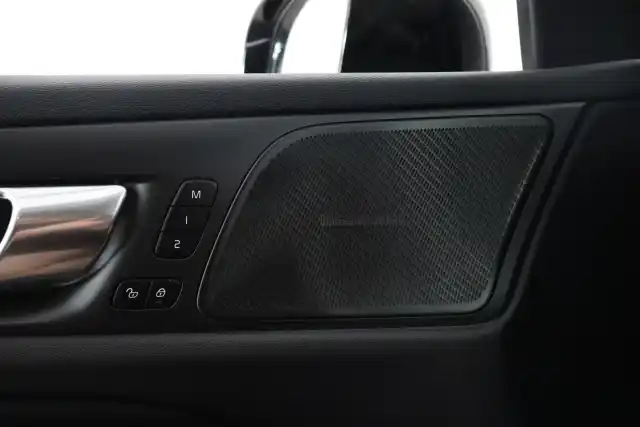 Musta Farmari, Volvo V60 – IRU-435