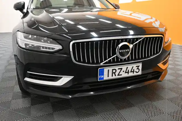 Musta Sedan, Volvo S90 – IRZ-443