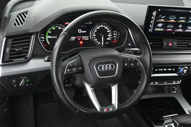 Valkoinen Maastoauto, Audi Q5 – ISB-734