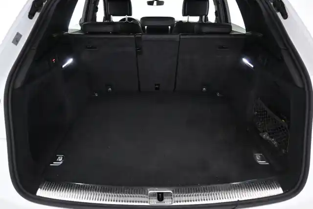 Valkoinen Maastoauto, Audi Q5 – ISB-734