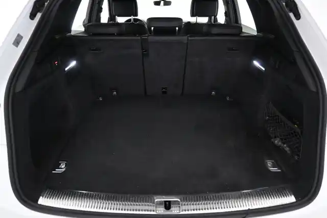 Valkoinen Maastoauto, Audi Q5 – ISB-734