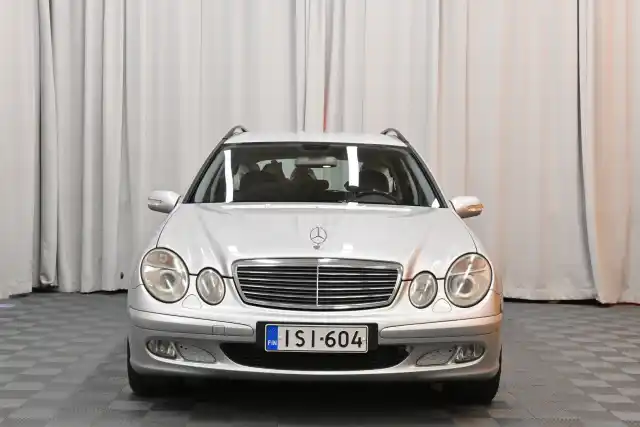 Harmaa Henkilöauto, Mercedes-Benz E – ISI-604