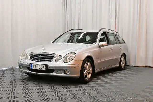 Harmaa Henkilöauto, Mercedes-Benz E – ISI-604