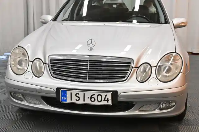 Harmaa Henkilöauto, Mercedes-Benz E – ISI-604