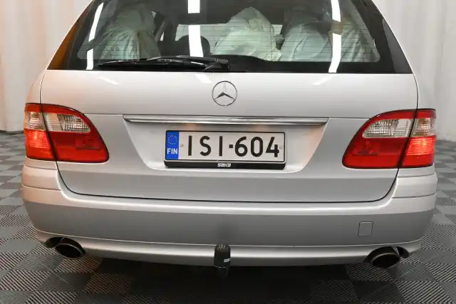 Harmaa Henkilöauto, Mercedes-Benz E – ISI-604