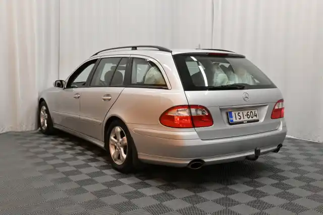 Harmaa Henkilöauto, Mercedes-Benz E – ISI-604