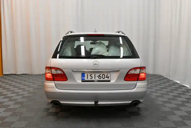 Harmaa Henkilöauto, Mercedes-Benz E – ISI-604