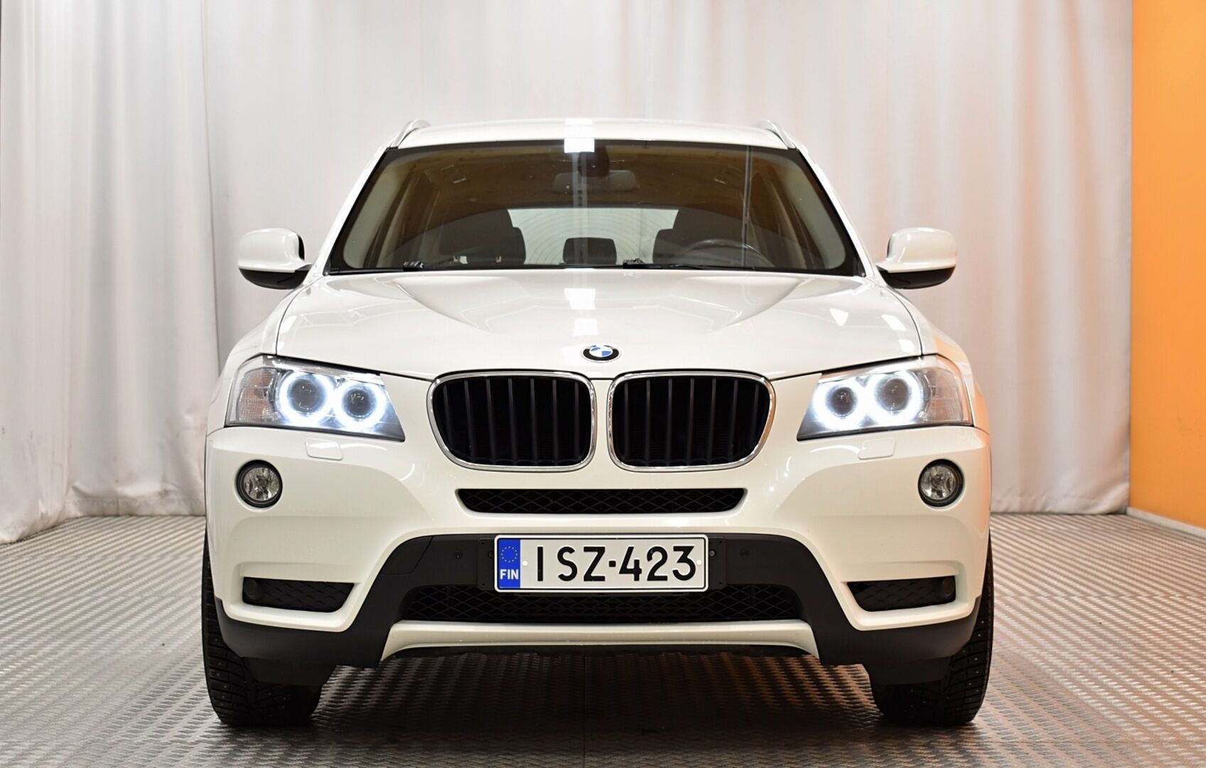 Valkoinen Maastoauto, BMW X3 – ISZ-423