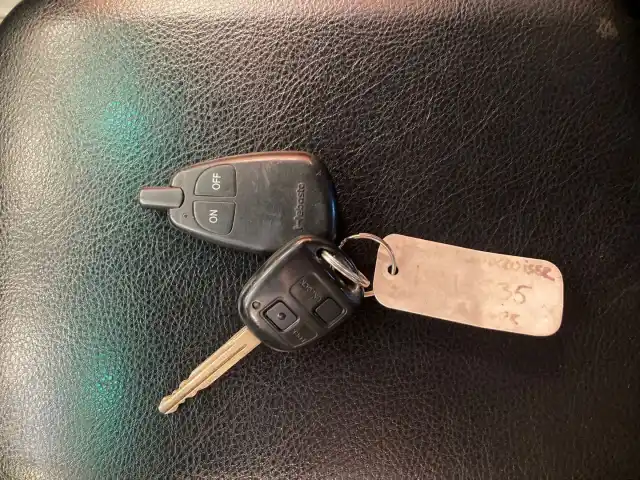 Hopea Henkilöauto, Toyota Land Cruiser – IUI-535