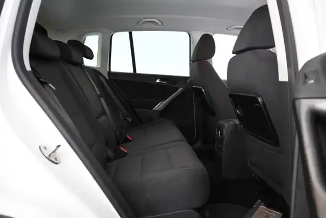 Valkoinen Maastoauto, Volkswagen Tiguan – IXE-408