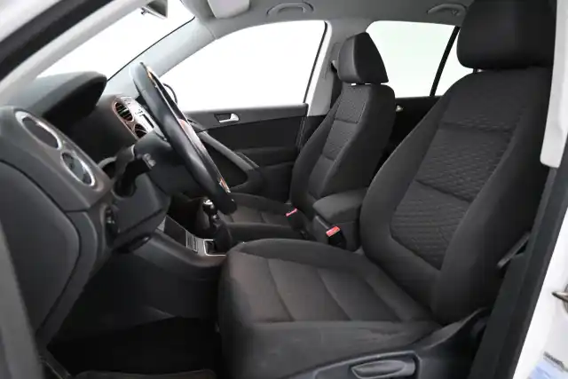 Valkoinen Maastoauto, Volkswagen Tiguan – IXE-408