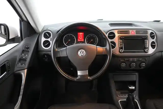 Valkoinen Maastoauto, Volkswagen Tiguan – IXE-408