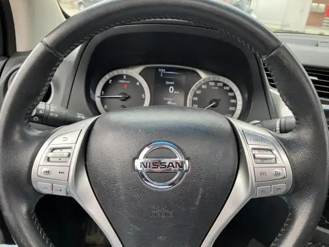 Valkoinen Pakettiauto, Nissan NAVARA – IXZ-953