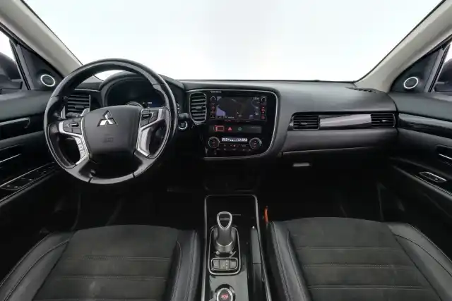 Harmaa Maastoauto, Mitsubishi Outlander PHEV – IXZ-976