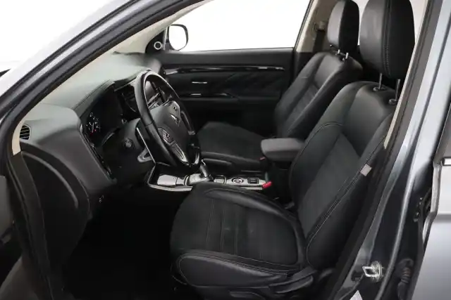 Harmaa Maastoauto, Mitsubishi Outlander PHEV – IXZ-976