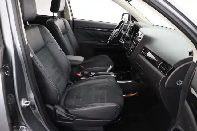 Harmaa Maastoauto, Mitsubishi Outlander PHEV – IXZ-976