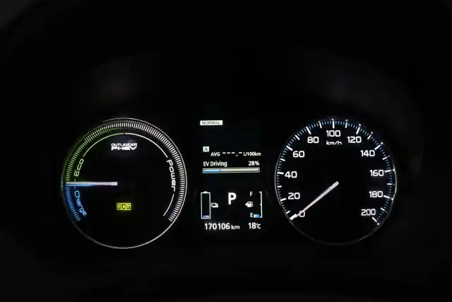 Harmaa Maastoauto, Mitsubishi Outlander PHEV – IXZ-976
