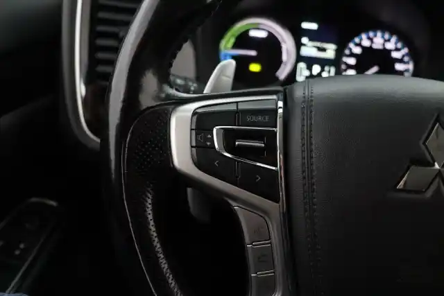 Harmaa Maastoauto, Mitsubishi Outlander PHEV – IXZ-976