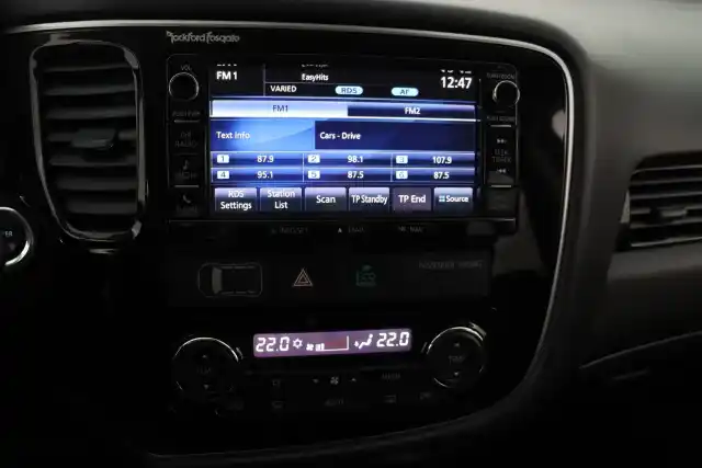 Harmaa Maastoauto, Mitsubishi Outlander PHEV – IXZ-976