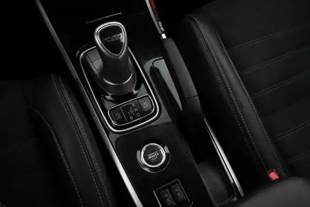 Harmaa Maastoauto, Mitsubishi Outlander PHEV – IXZ-976
