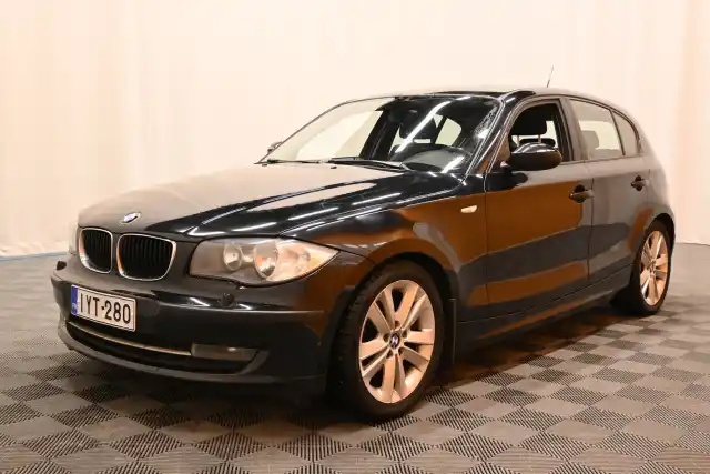 Musta Viistoperä, BMW 116 – IYT-280