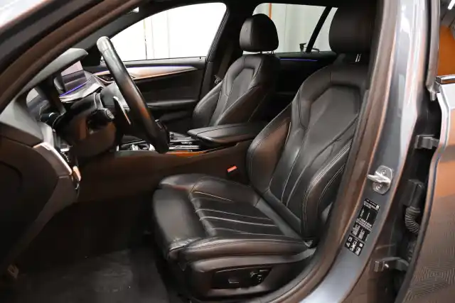 Harmaa Farmari, BMW 530 – IYY-420
