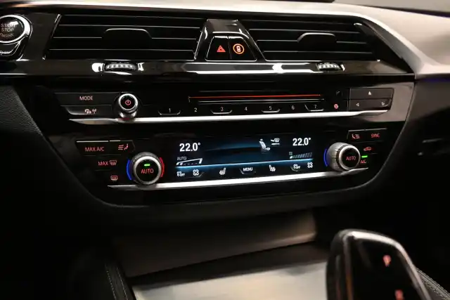 Harmaa Farmari, BMW 530 – IYY-420