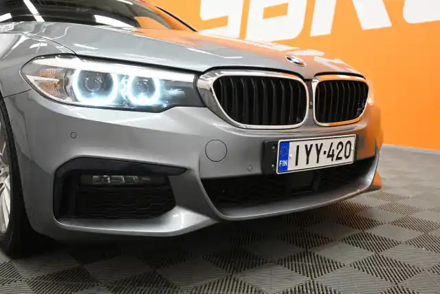 Harmaa Farmari, BMW 530 – IYY-420