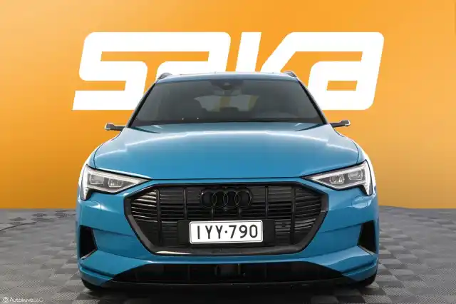 Sininen Maastoauto, Audi e-tron – IYY-790