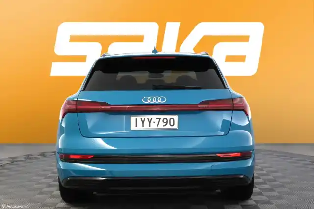 Sininen Maastoauto, Audi e-tron – IYY-790