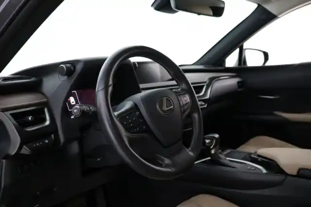 Harmaa Maastoauto, Lexus UX – IYY-833