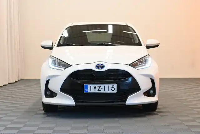 Valkoinen Viistoperä, Toyota Yaris – IYZ-115