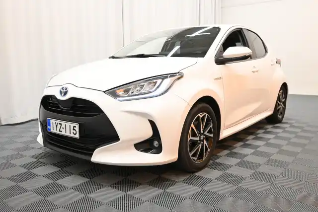 Valkoinen Viistoperä, Toyota Yaris – IYZ-115