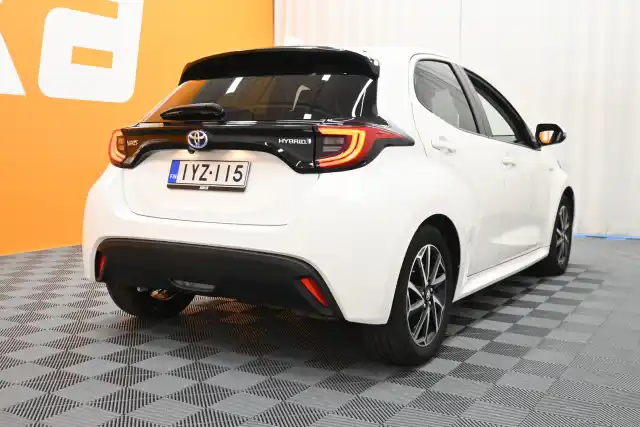 Valkoinen Viistoperä, Toyota Yaris – IYZ-115