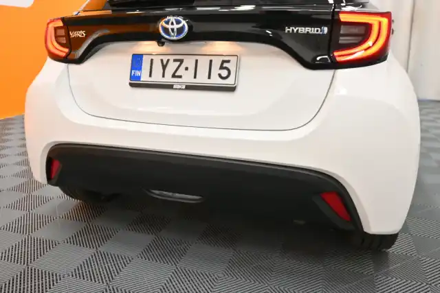 Valkoinen Viistoperä, Toyota Yaris – IYZ-115