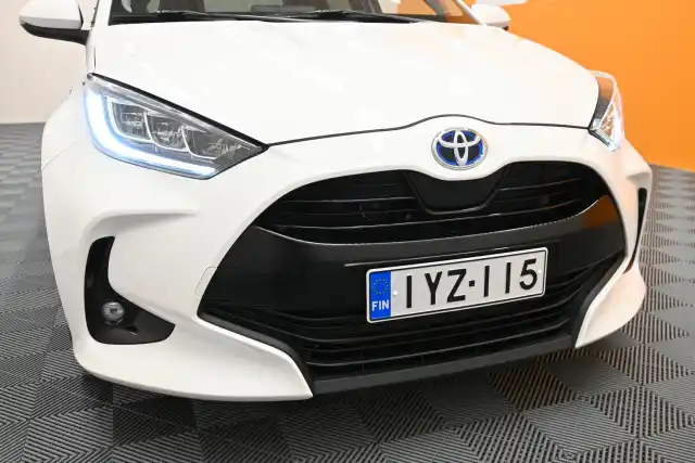 Valkoinen Viistoperä, Toyota Yaris – IYZ-115