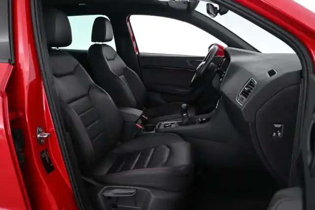 Punainen Maastoauto, Seat Ateca – IYZ-951