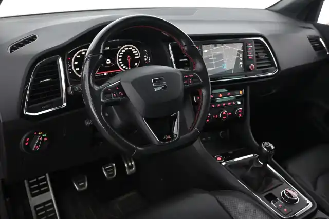 Punainen Maastoauto, Seat Ateca – IYZ-951