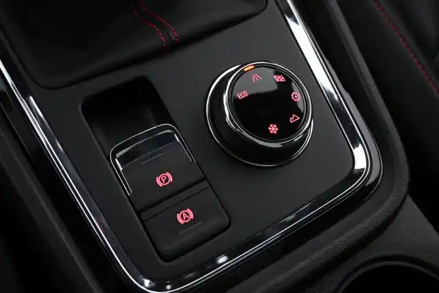 Punainen Maastoauto, Seat Ateca – IYZ-951