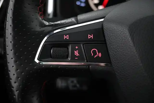 Punainen Maastoauto, Seat Ateca – IYZ-951