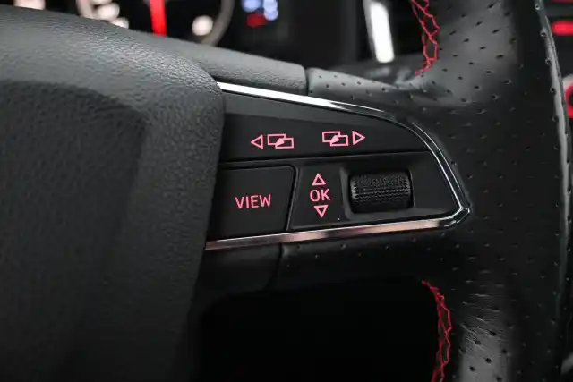 Punainen Maastoauto, Seat Ateca – IYZ-951