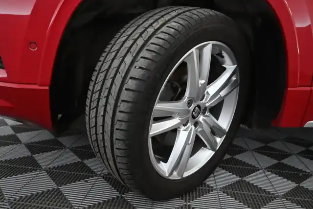 Punainen Maastoauto, Seat Ateca – IYZ-951