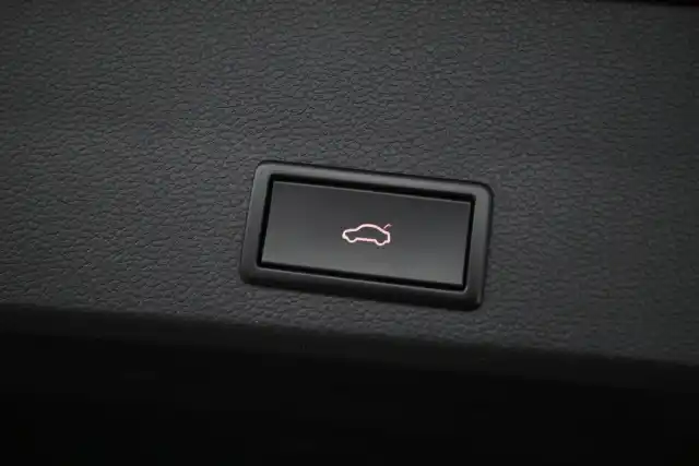 Punainen Maastoauto, Seat Ateca – IYZ-951