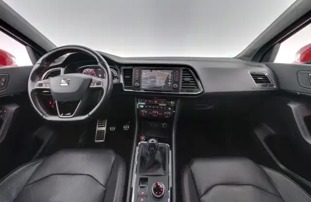 Punainen Maastoauto, Seat Ateca – IYZ-951