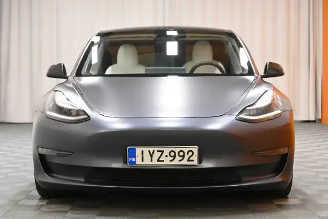 Harmaa Sedan, Tesla Model 3 – IYZ-992