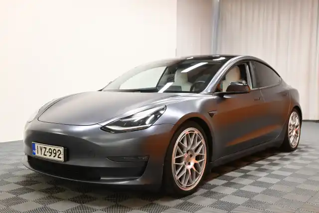 Harmaa Sedan, Tesla Model 3 – IYZ-992