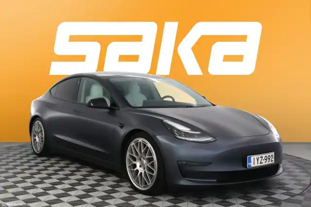 Harmaa Sedan, Tesla Model 3 – IYZ-992