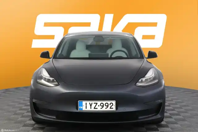 Harmaa Sedan, Tesla Model 3 – IYZ-992