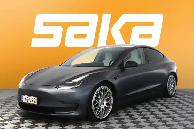 Harmaa Sedan, Tesla Model 3 – IYZ-992