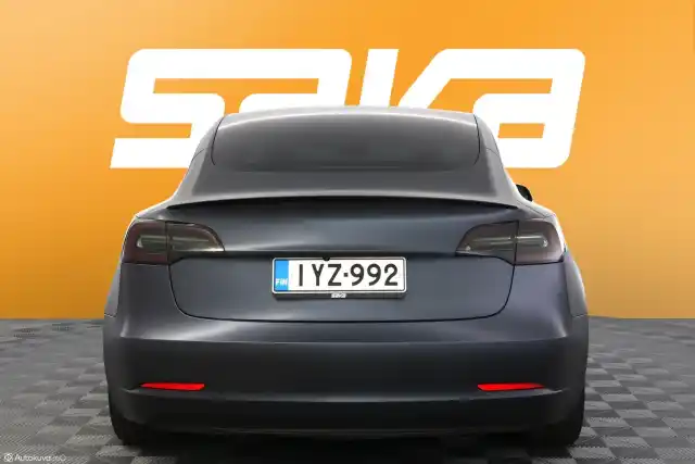 Harmaa Sedan, Tesla Model 3 – IYZ-992